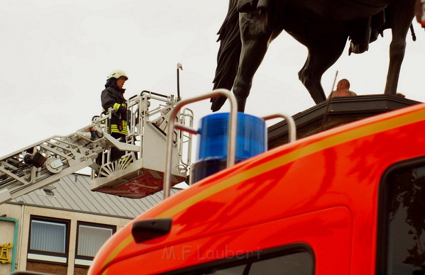 2 Denkmalkletterer hielten Feuerwehr und Polizei in Trapp Koeln Heumarkt P058.JPG